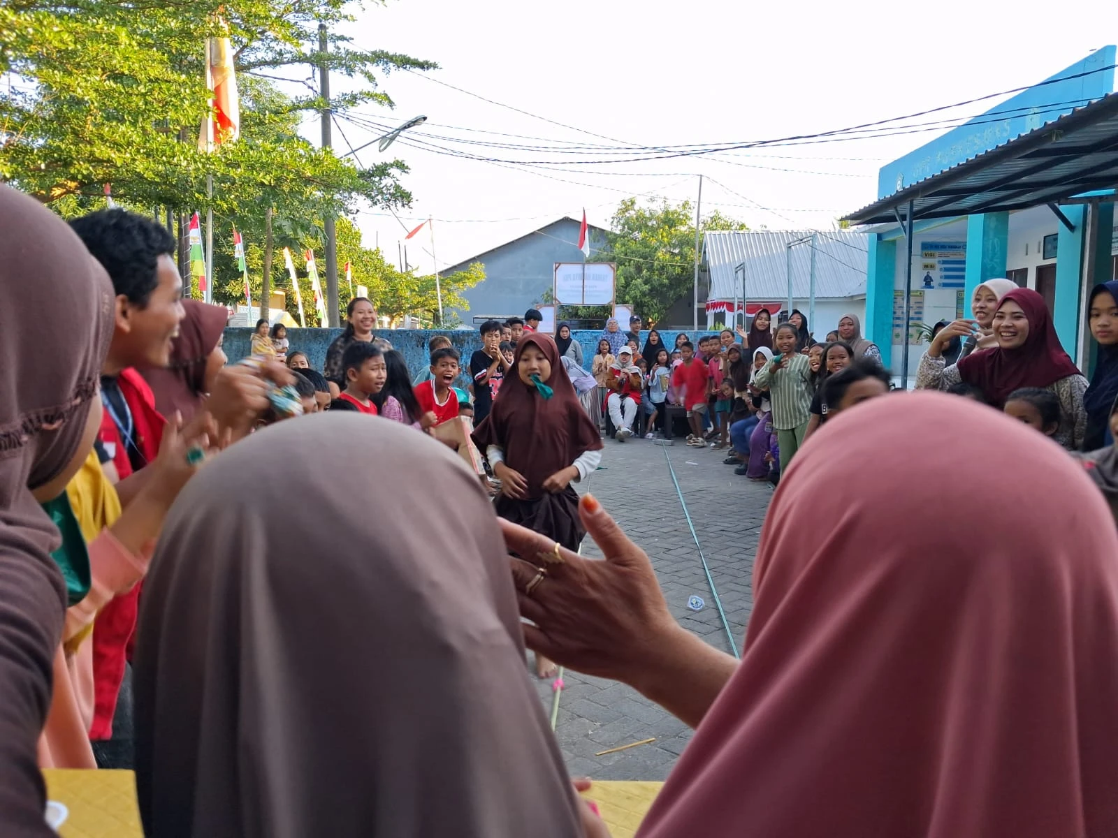 
Antusiasme peserta terlihat jelas dalam lomba hiburan yang diadakan oleh mahasiswa KKN Unhas Gelombang 114 dalam acara Apresiasi Literasi di Desa Tamasaju. Seorang peserta tampak bersemangat di tengah sorak sorai penonton yang turut memeriahkan suasana. Lomba goyang kardus dan memindahkan gelas menggunakan balon menjadi daya tarik tersendiri bagi anak-anak, membuat kegiatan literasi yang awalnya terkesan serius menjadi lebih menyenangkan. Kredit: KKN Unhas.